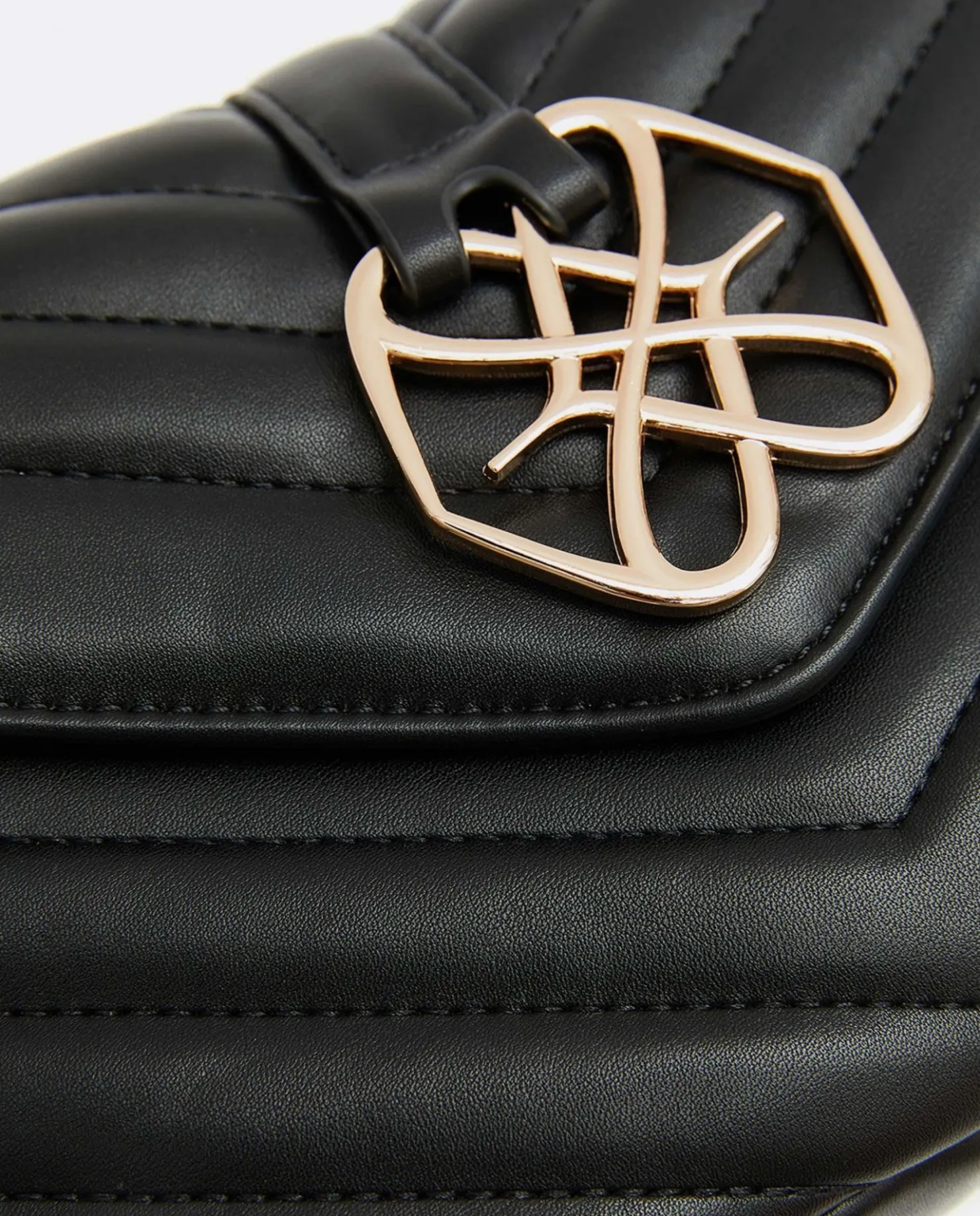 Hot Cuplé Bolso Satchel Con Cadena Piek Tecnopiel Negro